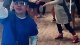 张开凤小黄飞跟小姐姐在后面跳舞，小姐姐这大长腿太美了