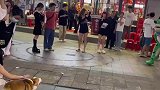 这一幕把人看呆了，狗子被青蛙吓得够呛