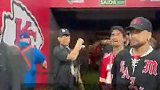 兴趣广泛！内马尔现场观战NFL橄榄球比赛