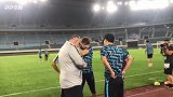 场边密会！苏宁易购踩场大连  奥帅召集众将小本本讲战术