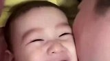 妈妈睡前逗宝宝宝宝乐开花，谁知换爸爸画风突变