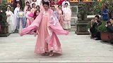 广州花朝节上，汉服小姐姐劈叉失误，看着都疼！