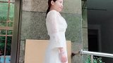 小姐姐穿白色连衣裙，搭配高跟鞋气质优雅，美出新高度！