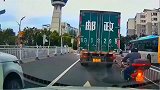路虎上路真嚣张，插起队来比丰田霸道还霸道