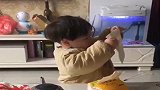 妈妈把女儿凶哭了，没想到接下来的举动，差点把我笑翻了！