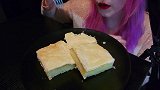 小姐姐吃奶油酥皮香草小蛋糕，颜值高味道更是棒