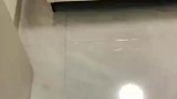 男子网购床发现太大了，卧室都没位置了