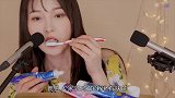 外国美女主播的特殊爱好，现场表演吃牙膏，男朋友真好养活