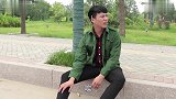 农民工路边借钱，路人都以为他是骗子，农民工的举动感动所有人