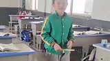 小男孩看同桌没有铅笔