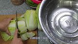 家里白菜吃不完别扔，腌成辣泡菜，半个月都不会坏