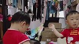 家有龙凤三胞胎兄妹，哥哥和二妹给三妹按摩，谁敢说不专业