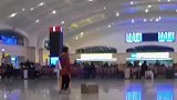 行李箱轮子少了一个，在高铁站直接开摆