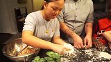 外国老爸偏爱收养的中国女儿，看看这生活细节，太有爱了