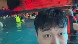 男子水上乐园游玩，浪过之后身边多了个人