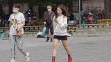进入秋季短靴长靴短裤短裙搭配一顶帽子似乎开始流行，真的很不错