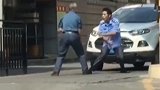 广东河源两男子街头吵架空比划不动手 “比武”招式行云流水