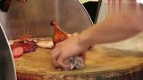 香港美食：烧味饭，烧鸭的分解和修边，动作如行云流水！