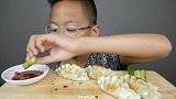 美食推荐：好吃不过饺子，看小屁孩吃饺子一口一口吃得多香啊