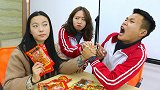 学生和老师掰手腕，赢了就可以在教室吃辣条，没想老师是个大力士