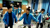 后排学生从没让人失望过,一段舞蹈逗笑班级老师和同学