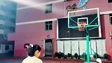 两名小学老师备战教职工篮球赛，本想拍视频记录