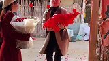 小伙订婚特地准备两束鲜花，还牵了两只羊