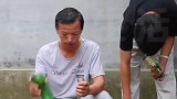 一把铁锤一块木板，竟让上百斤的水缸腾空而起。