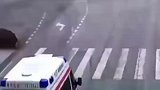 电动车当着救护车面被撞飞，网友评论最快救治