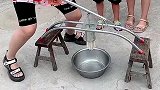 东北大姨吃面条，这架势要比拉屎都费劲，没点体力真不行！