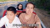 孩子开学了二妮带俩孩子去理发，看看女儿理发满意吗