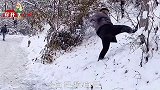 搞笑视频摔一跤，无意间领悟了蛤蟆功的真谛