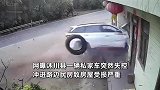 私家车失控冲进路边民房，车胎飞了房屋受损，亲属：老人刚好不在家躲过一劫