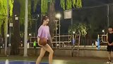 北京体育大学男女生默契配合，展示灌篮新花样