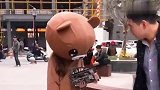 网红熊带着这些东西发传单，把路人都给吓跑了