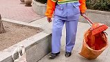 环卫工工作期间，捡到一个袋子，价值50万物品归还失主，暖心！