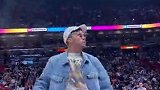 NBA球迷模仿HHH入场 这动作还有模有样的！