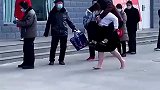 婆婆高烧昏厥，媳妇背上婆婆赤脚全力跑到医院