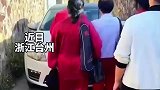 大妈们与女司机狭路相逢，必须要女司机倒出这条路