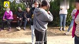 亲子游戏妈妈蒙眼摸错,儿子崩溃嚎啕大哭是亲妈吗