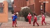 操场不能用只能把足球当毽子踢？这波小学生什么水平？