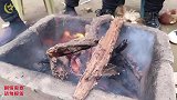圆圆和小伙伴们一起烤香肠，没想却把香肠烤成了火棍！