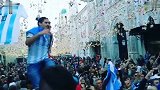 高挂梅西头像 阿根廷球迷街头狂欢