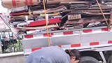 曾经让我念念不忘的班花，现在竟然在城市里收废品！