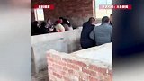 农村丧宴遇大雨，34桌直接摆进猪圈！村民：临时借用，没养过猪