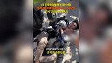 山东小伙巴塞罗那裸绞锁喉擒贼，引当地警察现场点赞，众人鼓掌