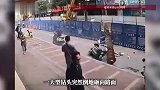 施工现场大型钻头突然倒地砸向路面，两骑车路过男子差点被砸！当地住建局回应