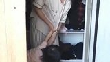 甭管你是当官的还是老板，到小情人这都被治得服服帖帖，想跑没门