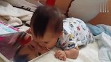 两个月的小宝宝对着镜子里的自己亲了又亲,亲爱的你是有多自恋啊
