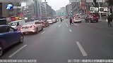 老人冲向路中央宝马车，拦停后大喊“呼救”真相太暖心！